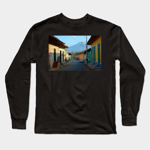 Rue de Granada au Nicaragua Long Sleeve T-Shirt by franck380